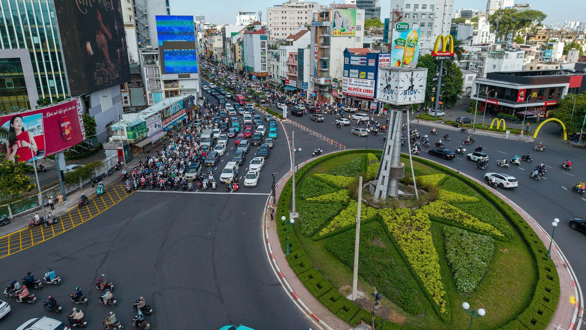TPHCM: Nút giao Điện Biên Phủ ùn ứ nhẹ sau phân luồng
