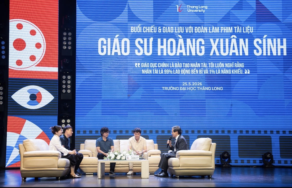 Đoàn làm phim tài liệu "Giáo sư Hoàng Xuân Sính" chia sẻ tại sự kiện.
