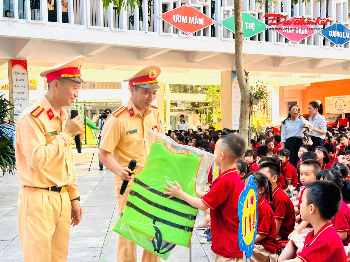 Trung tá Lều Quang Minh, cán bộ Đội Cảnh sát đường thủy số 2, Phòng CSGT Công an TP Hà Nội cho biết, mùa hè là thời điểm tiềm ẩn nhiều nguy cơ tai nạn tại các bãi tắm tự phát ven sông, hồ. Nội dung tuyên truyền tập trung vào những kỹ năng quan trọng như nhận biết khu vực nước sâu nguy hiểm, kỹ thuật nổi trên mặt nước, sử dụng áo phao đúng cách và sơ cứu người bị nạn.