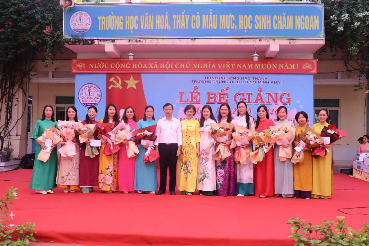 Ban Giám hiệu nhà trường tặng hoa chúc mừng các giáo viên đạt thành tích cao trong việc bồi dưỡng học sinh giỏi. Ảnh: Đình Minh