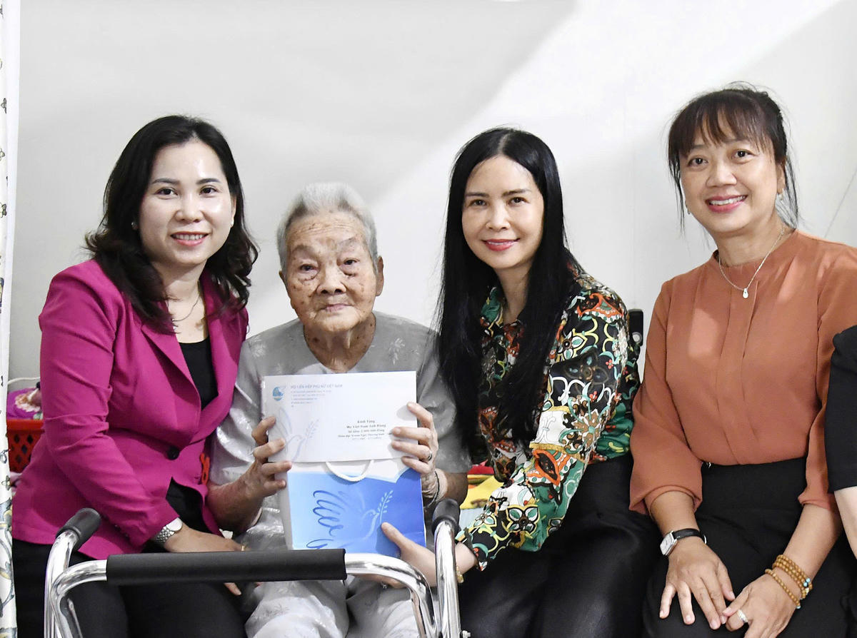 Đại biểu Quốc hội khóa XVI, Phó Chủ tịch Thường trực Hội LHPN Việt Nam Trần Lan Phương cùng lãnh đạo Hội LHPN tỉnh Cà Mau thăm hỏi, tặng quà Mẹ VNAH Lê Thị Chi nhân kỷ niệm 78 năm Ngày Thương binh-Liệt sĩ (27/7/1947-27/7/2025).