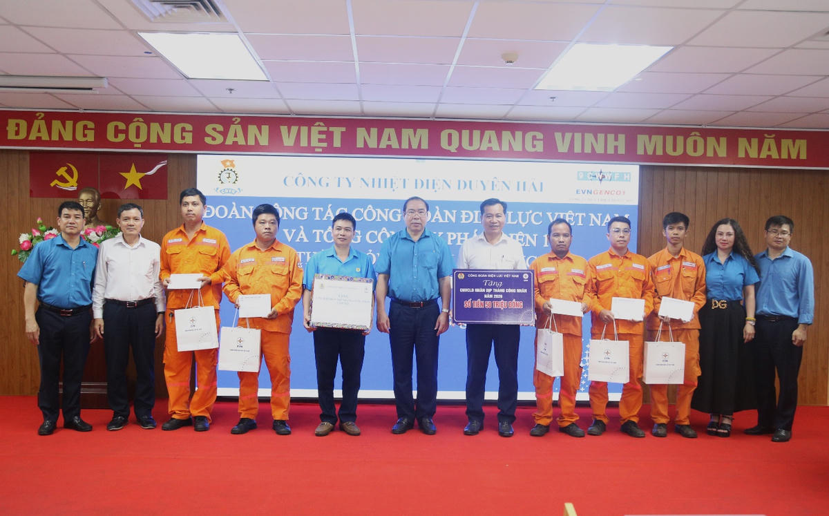 Công đoàn Điện lực Việt Nam trao quà hỗ trợ cho Công ty và người lao động nhân Tháng Công nhân năm 2026.