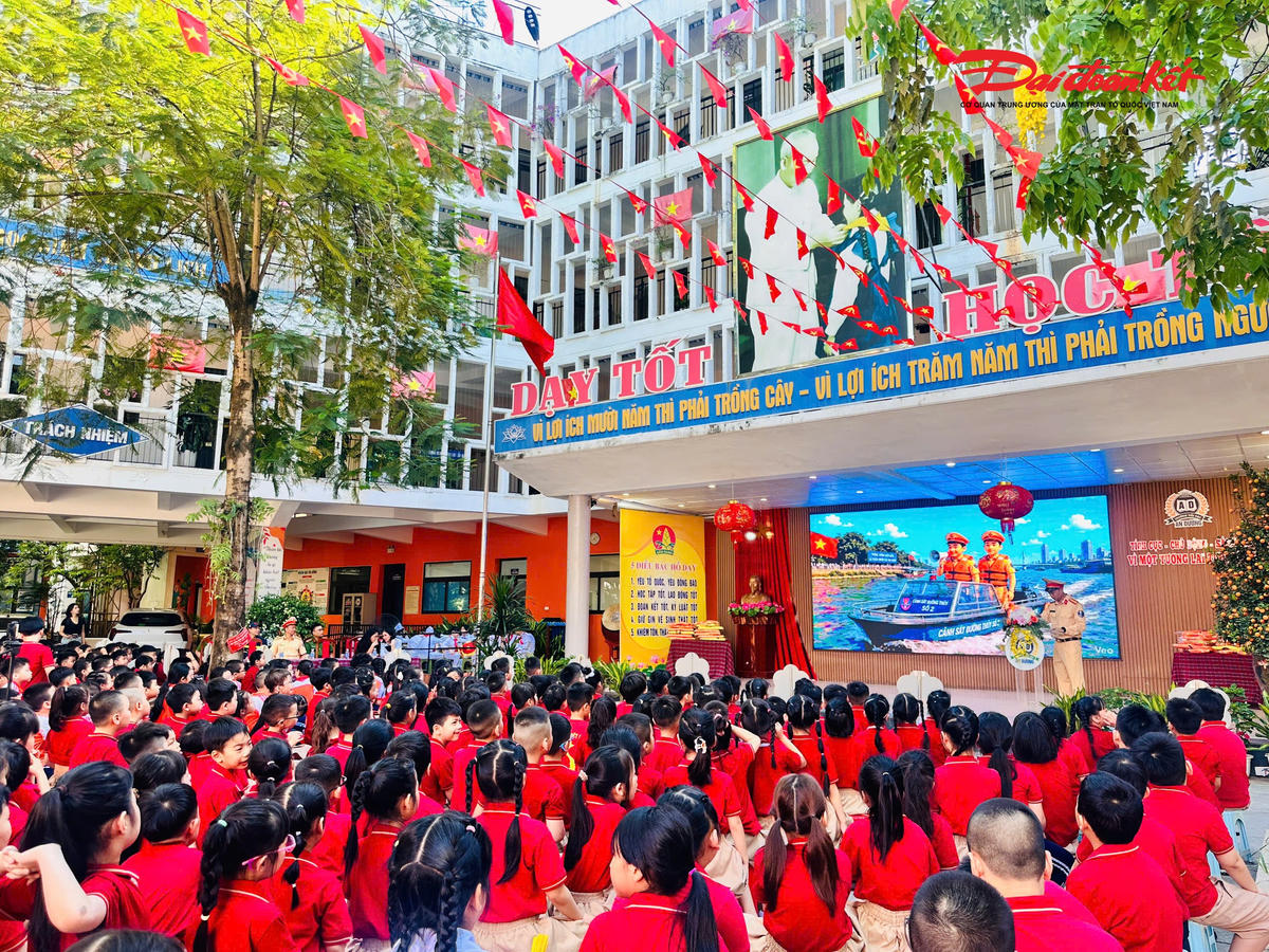 Học sinh Hà Nội thực hành kỹ năng phòng chống đuối nước trước kỳ nghỉ hè