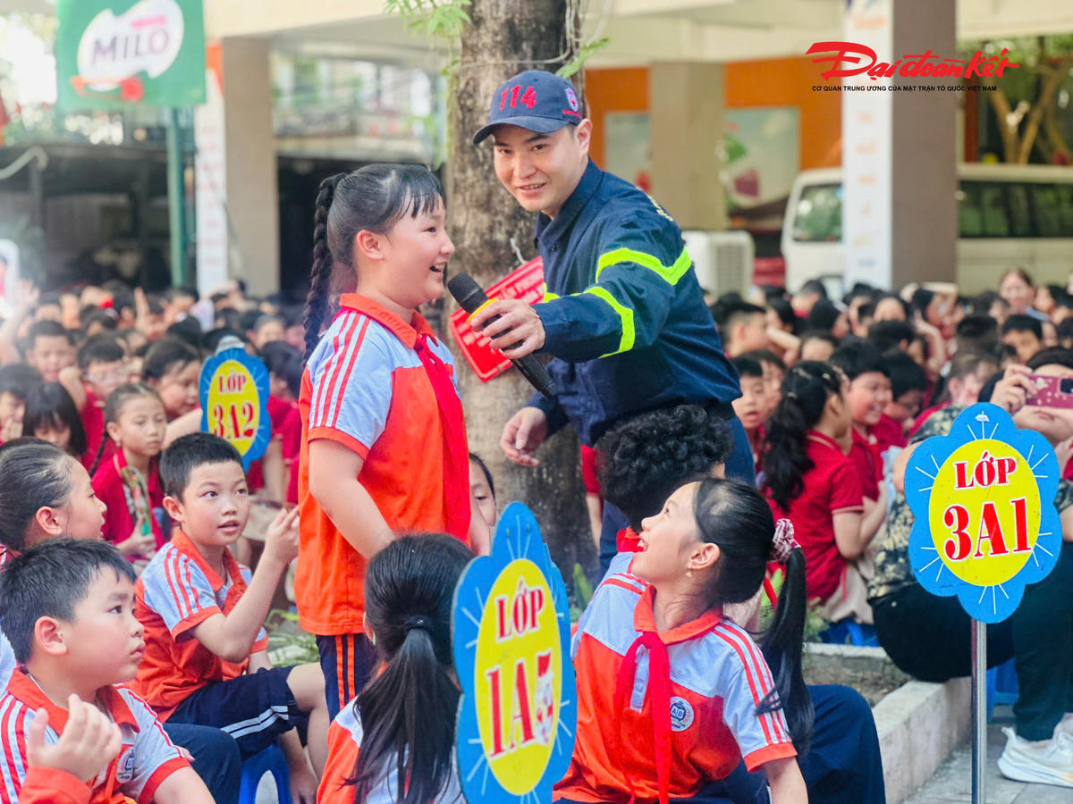 Học sinh Hà Nội thực hành kỹ năng phòng chống đuối nước trước kỳ nghỉ hè