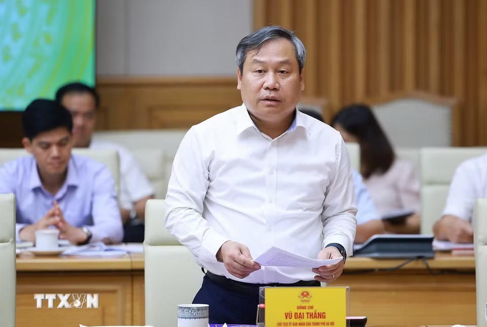 Chủ tịch Ủy ban Nhân dân Thành phố Hà Nội Vũ Đại Thắng báo cáo về tình hình triển khai các dự án nhà ở cho thuê trên địa bàn Thành phố. (Ảnh: Dương Giang/TTXVN)