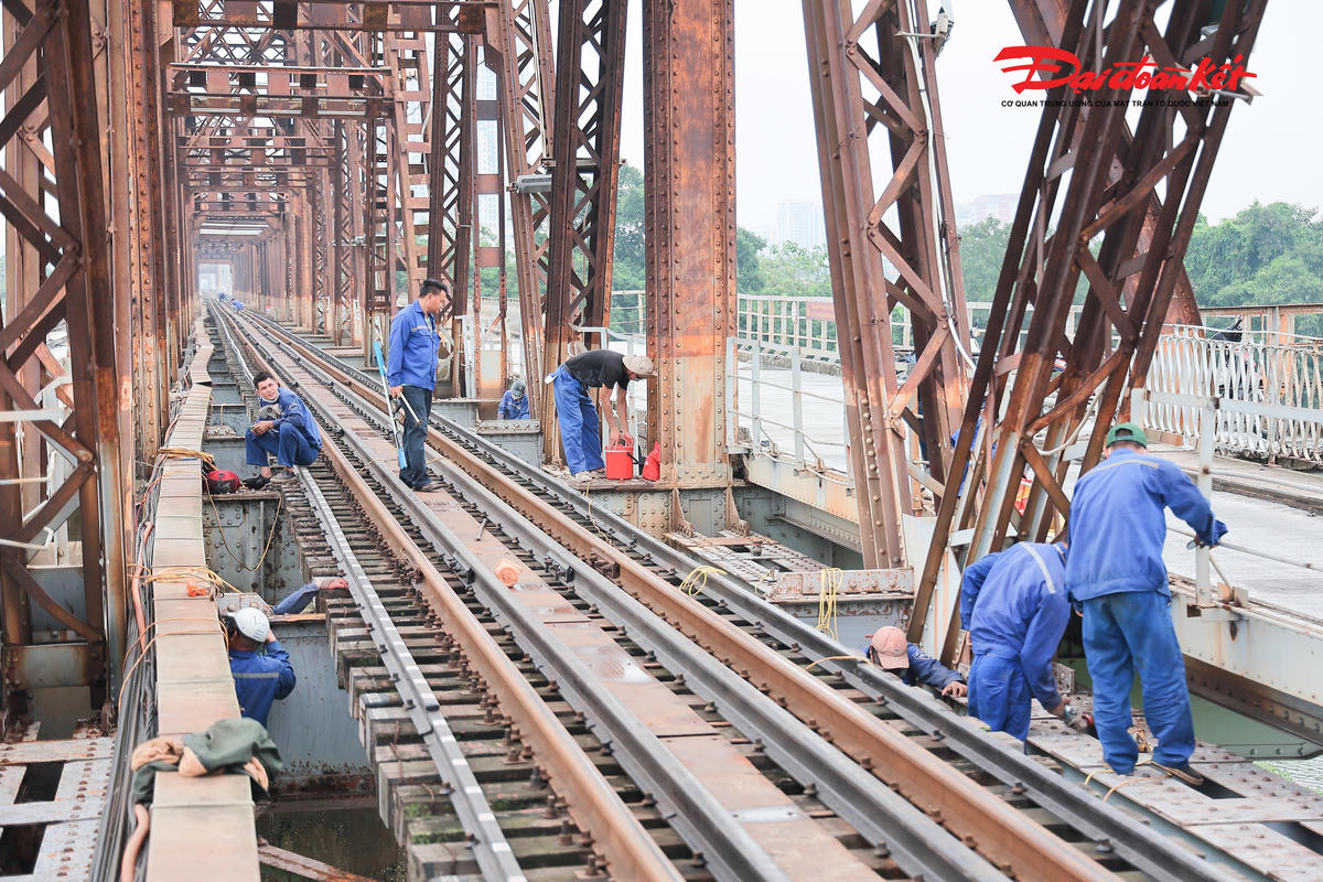 Nắng nóng gần 40 độ, công nhân gấp rút hoàn thiện cầu Long Biên trước ngày thông xe