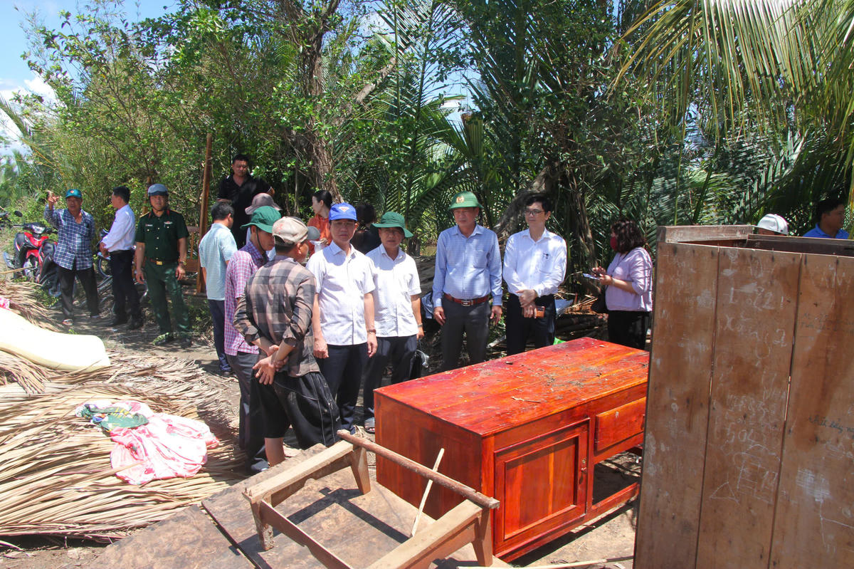 Phó Phó Bí thư Tỉnh ủy, Chủ tịch Ủy ban MTTQ Việt Nam tỉnh Cà Mau Hồ Thanh Thủy thăm, động viên các hộ dân bị ảnh hưởng bởi giông, lốc. Ảnh: Nguyên Du