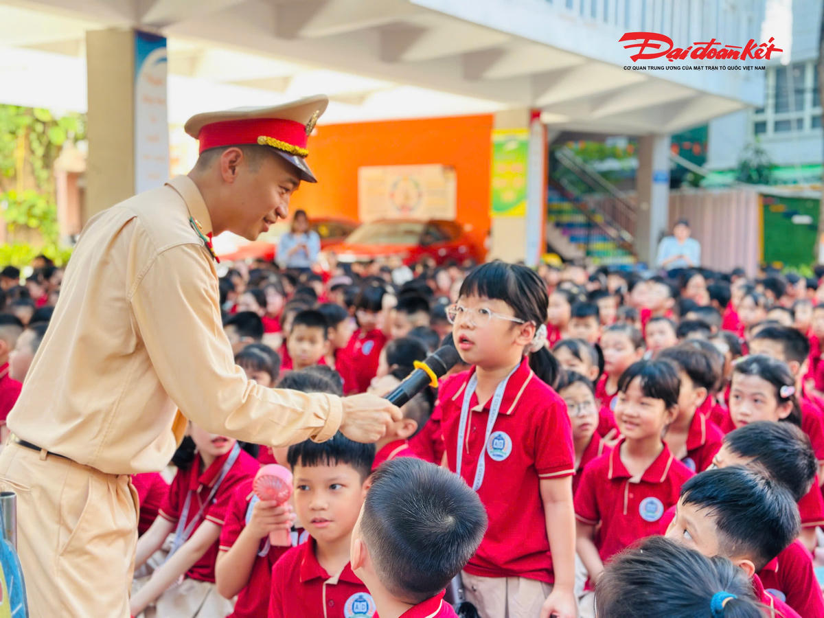 Học sinh Hà Nội thực hành kỹ năng phòng chống đuối nước trước kỳ nghỉ hè