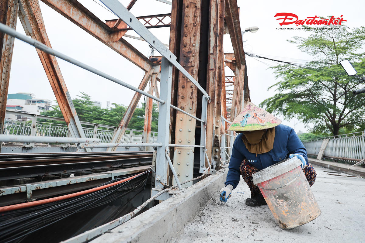 Nắng nóng gần 40 độ, công nhân gấp rút hoàn thiện cầu Long Biên trước ngày thông xe