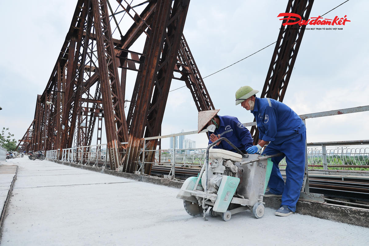 Nắng nóng gần 40 độ, công nhân gấp rút hoàn thiện cầu Long Biên trước ngày thông xe