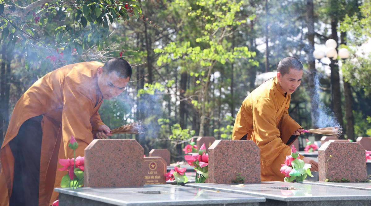 Chư tôn đức tăng ni thành kính thực hiện nghi thức dâng hương tại Đài tưởng niệm Nghĩa trang Liệt sĩ tỉnh Lâm Đồng.