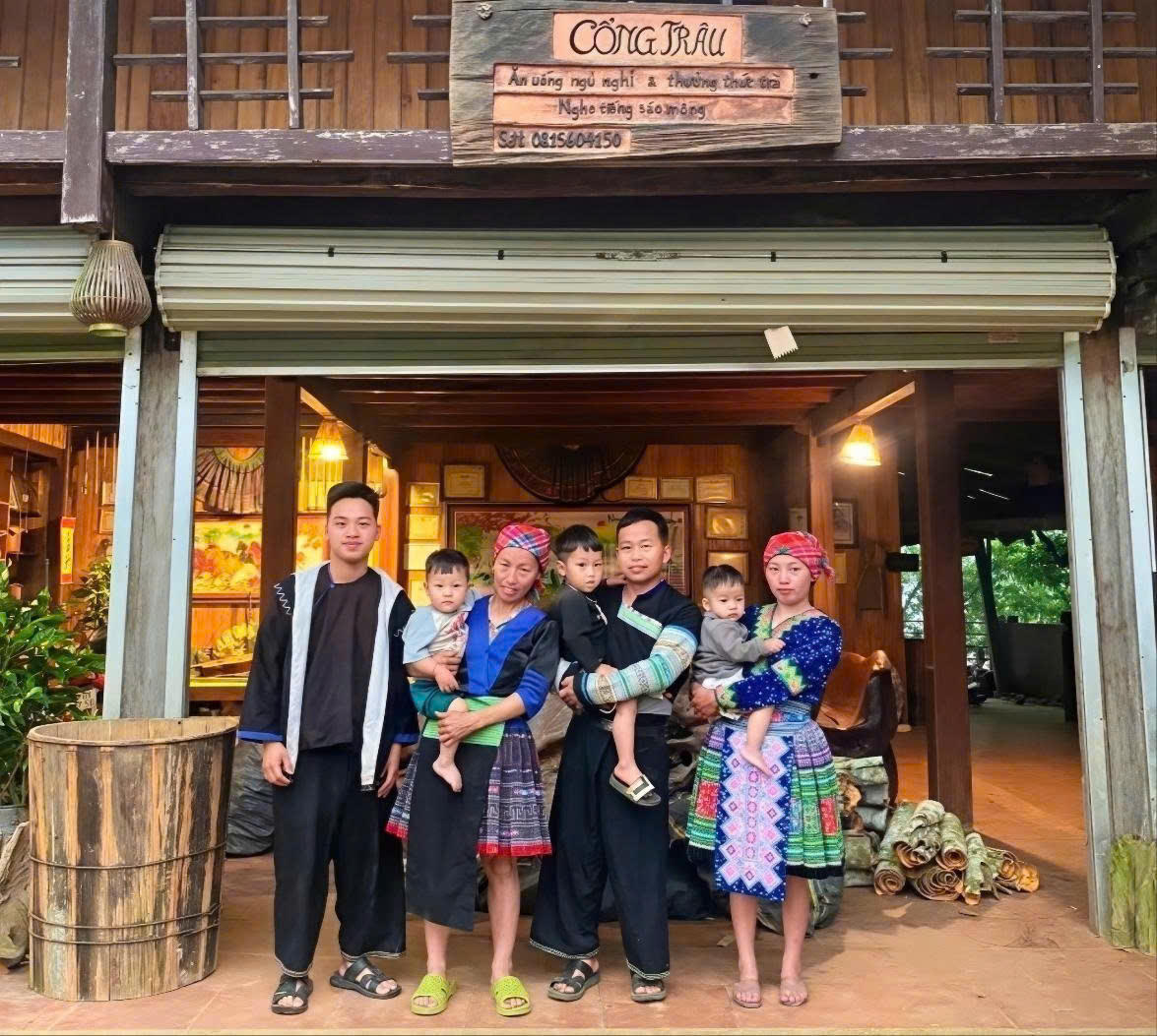 Ông Sùng A Hềnh (giữa) bên homestay của gia đình.