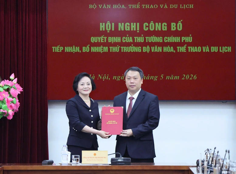Phó Thủ tướng Phạm Thị Thanh Trà trao quyết định bổ nhiệm cho ông Nguyễn Huy Dũng - Ảnh: Thu Giang