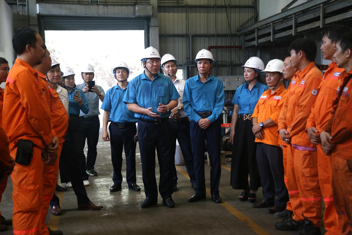 Lãnh đạo Công đoàn Điện lực Việt Nam và Công đoàn Tổng công ty Phát điện 1 tìm hiểu điều kiện làm việc của người lao động tại Công ty Nhiệt điện Duyên Hải.
