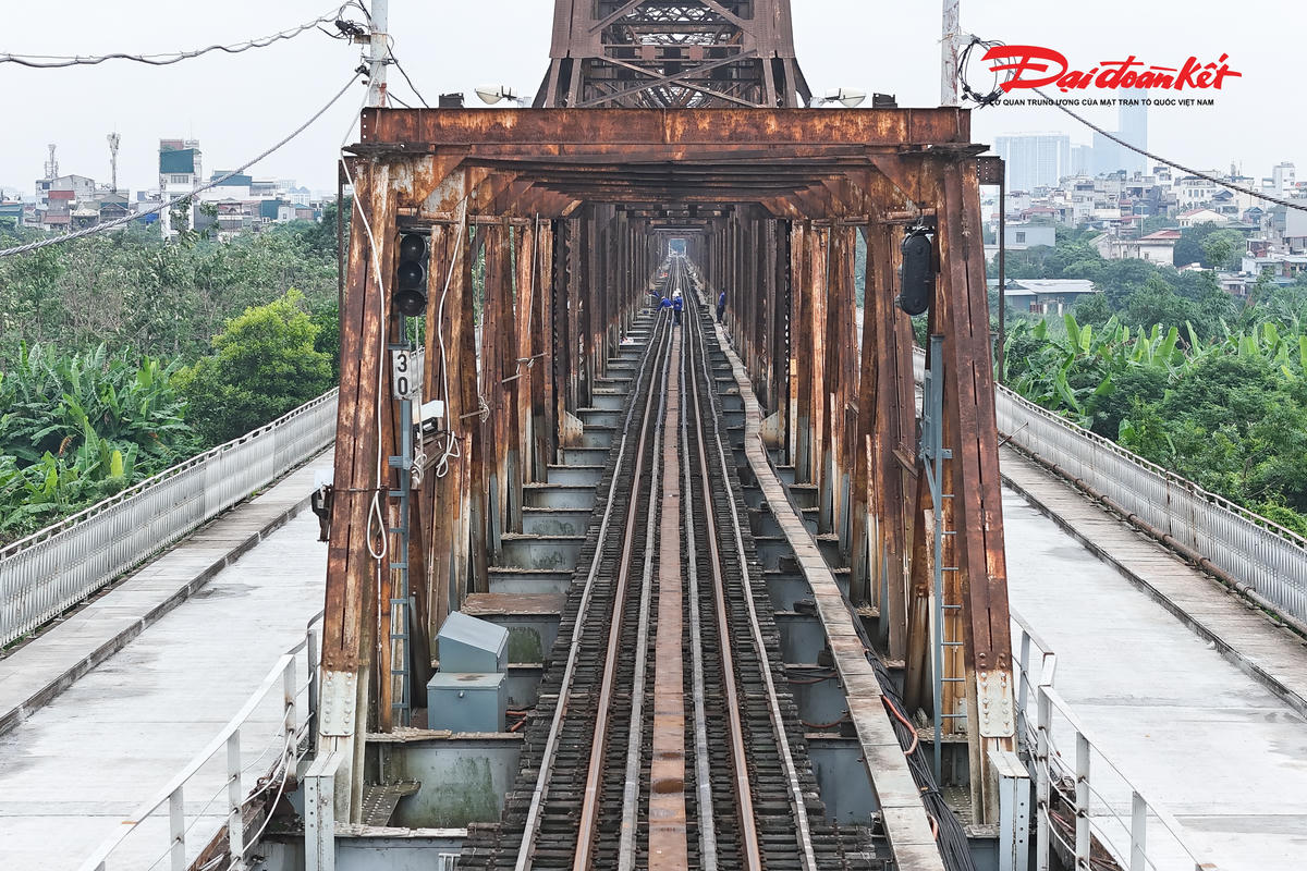 Nắng nóng gần 40 độ, công nhân gấp rút hoàn thiện cầu Long Biên trước ngày thông xe