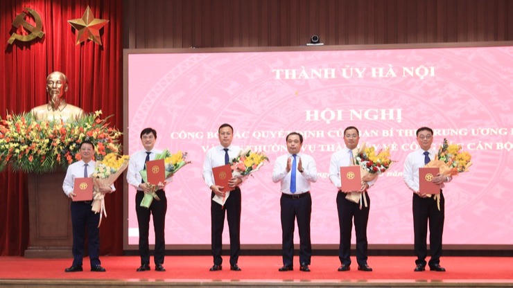 Bí thư Thành ủy Hà Nội Trần Đức Thắng trao quyết định của Ban Bí thư Trung ương Đảng về công tác cán bộ.