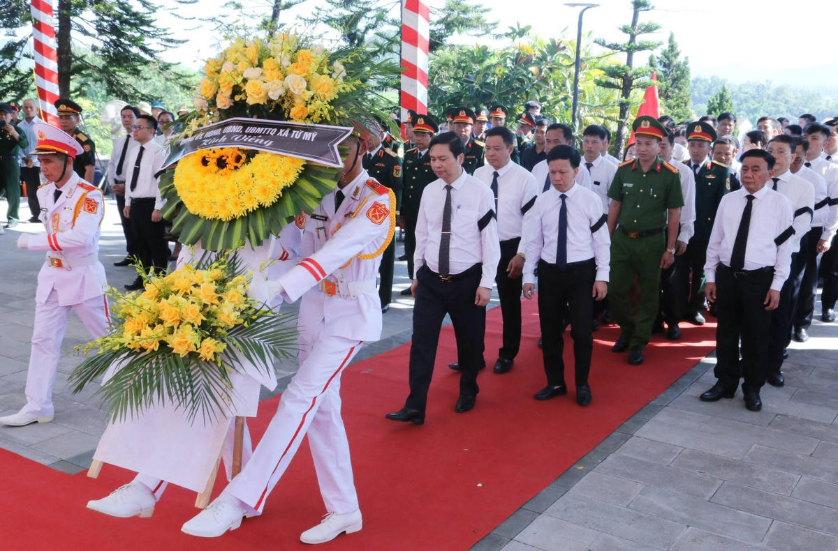 Thường trực Ban Bí thư Trần Cẩm Tú cùng đại biểu dâng hoa. Ảnh: TM.