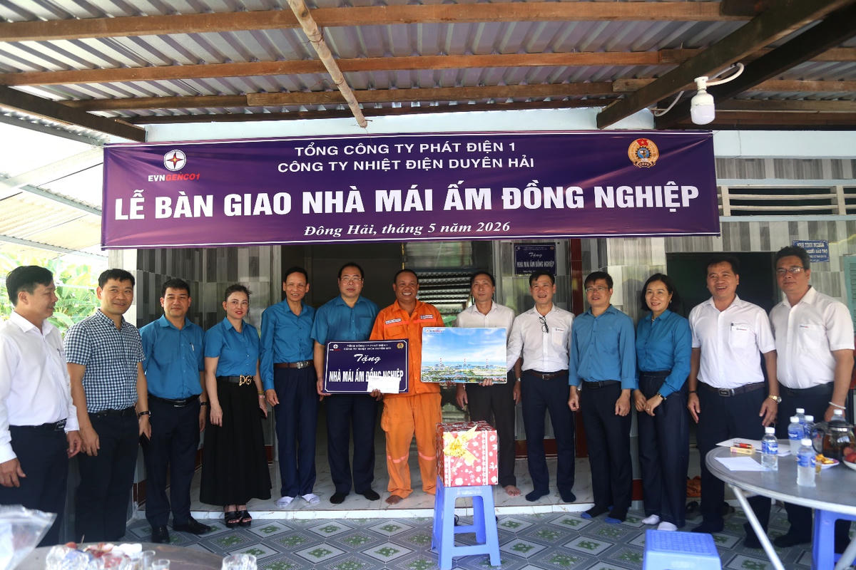 Lãnh đạo Công đoàn Điện lực Việt Nam, Công đoàn Tổng công ty Phát điện 1 và Công ty Nhiệt điện Duyên Hải trao bảng tượng trưng hỗ trợ xây dựng nhà “Mái ấm đồng nghiệp” cho công đoàn viên Nguyễn Văn Thùy.