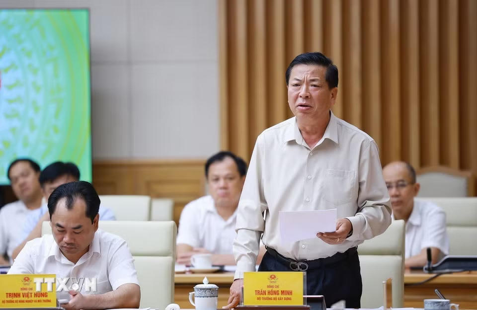 Bộ trưởng Bộ Xây dựng Trần Hồng Minh báo cáo tình hình triển khai các dự án nhà ở cho thuê. (Ảnh: Dương Giang/TTXVN)