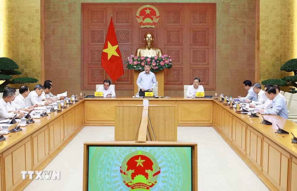 Thủ tướng Lê Minh Hưng chủ trì họp về nhà ở cho thuê trên địa bàn Thành phố Hà Nội. (Ảnh: Dương Giang/TTXVN)