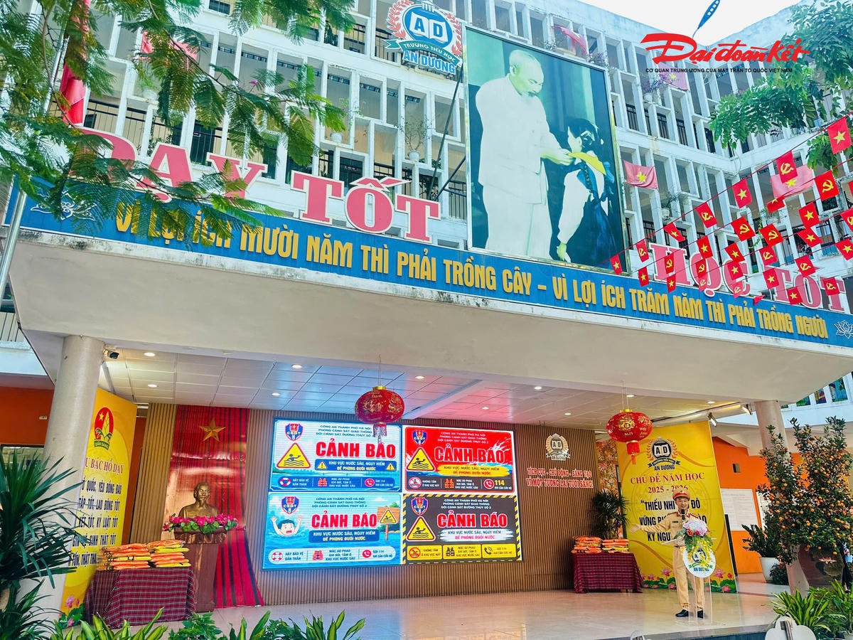 Học sinh Hà Nội thực hành kỹ năng phòng chống đuối nước trước kỳ nghỉ hè