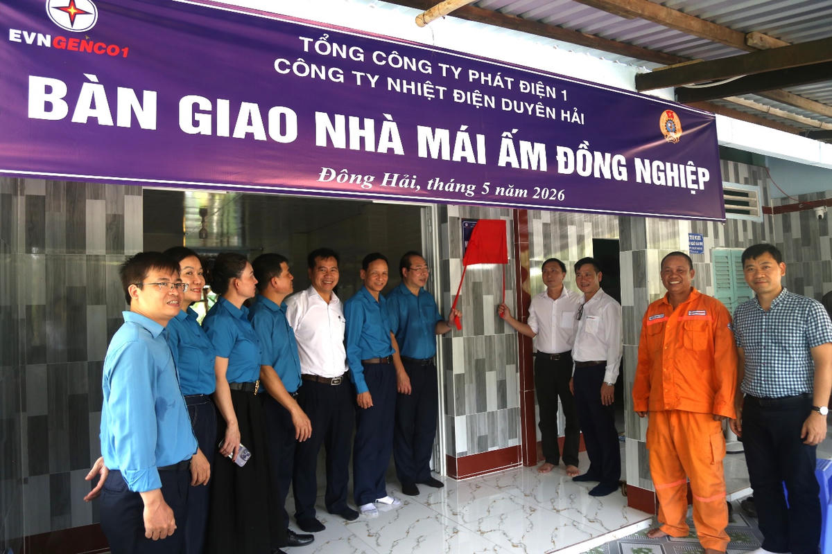 Lãnh đạo Công đoàn Điện lực Việt Nam, Công đoàn Tổng công ty Phát điện 1 và Công đoàn Công ty Nhiệt điện Duyên Hải thực hiện nghi thức gắn biển, bàn giao nhà “Mái ấm đồng nghiệp” cho công đoàn viên Nguyễn Văn Thùy.