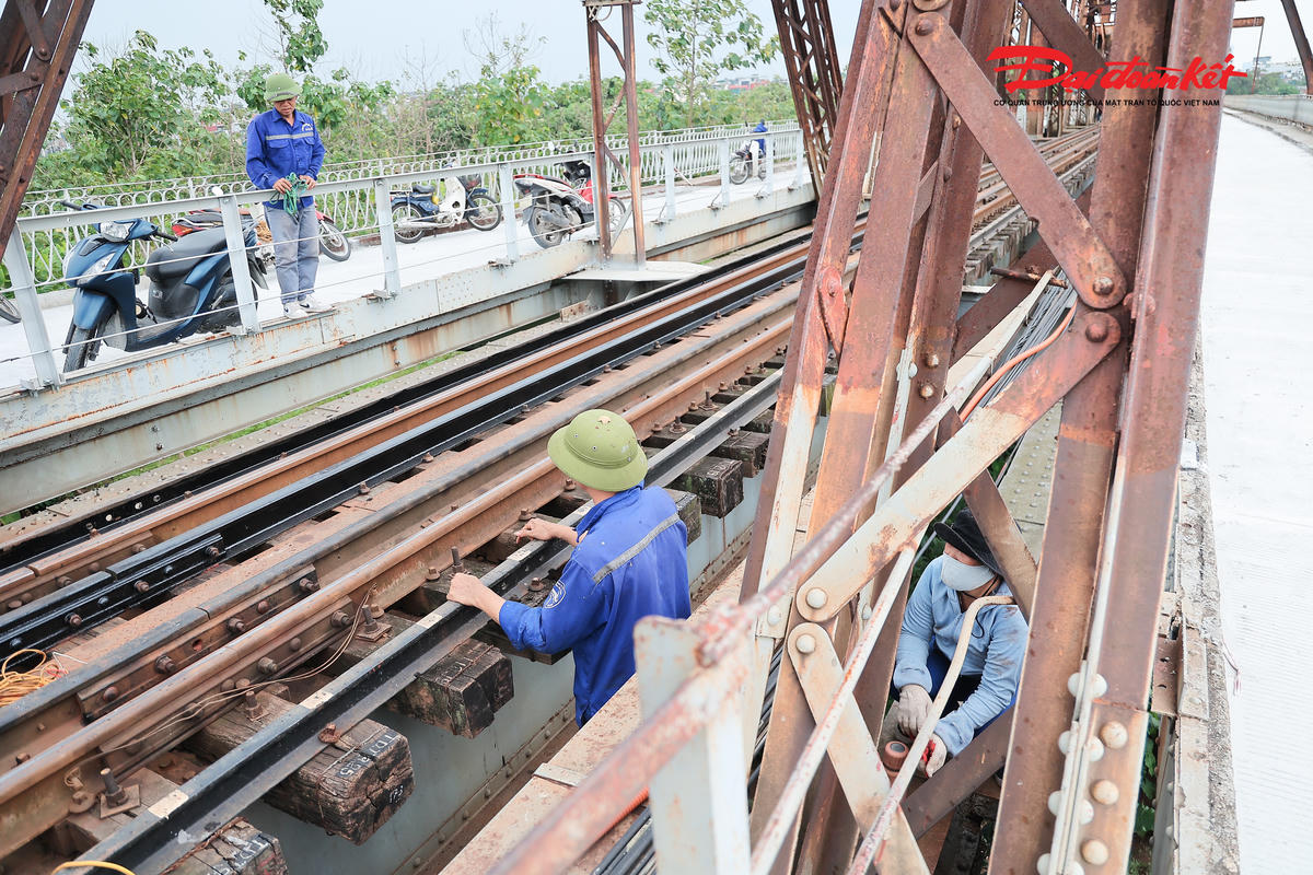 Nắng nóng gần 40 độ, công nhân gấp rút hoàn thiện cầu Long Biên trước ngày thông xe