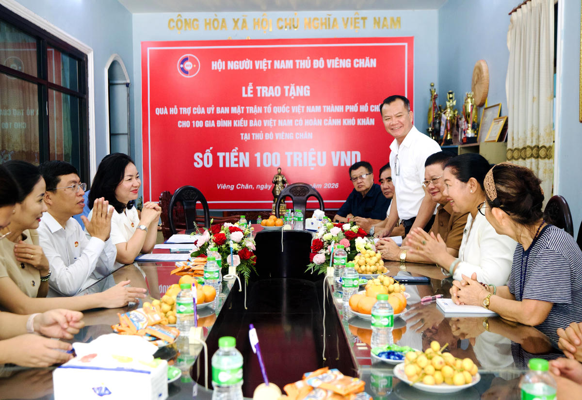 Đoàn đại biểu Mặt trận TP Hồ Chí Minh thăm, làm việc với Hội người Việt Nam thủ đô Viêng Chăn. Ảnh: Q.T.