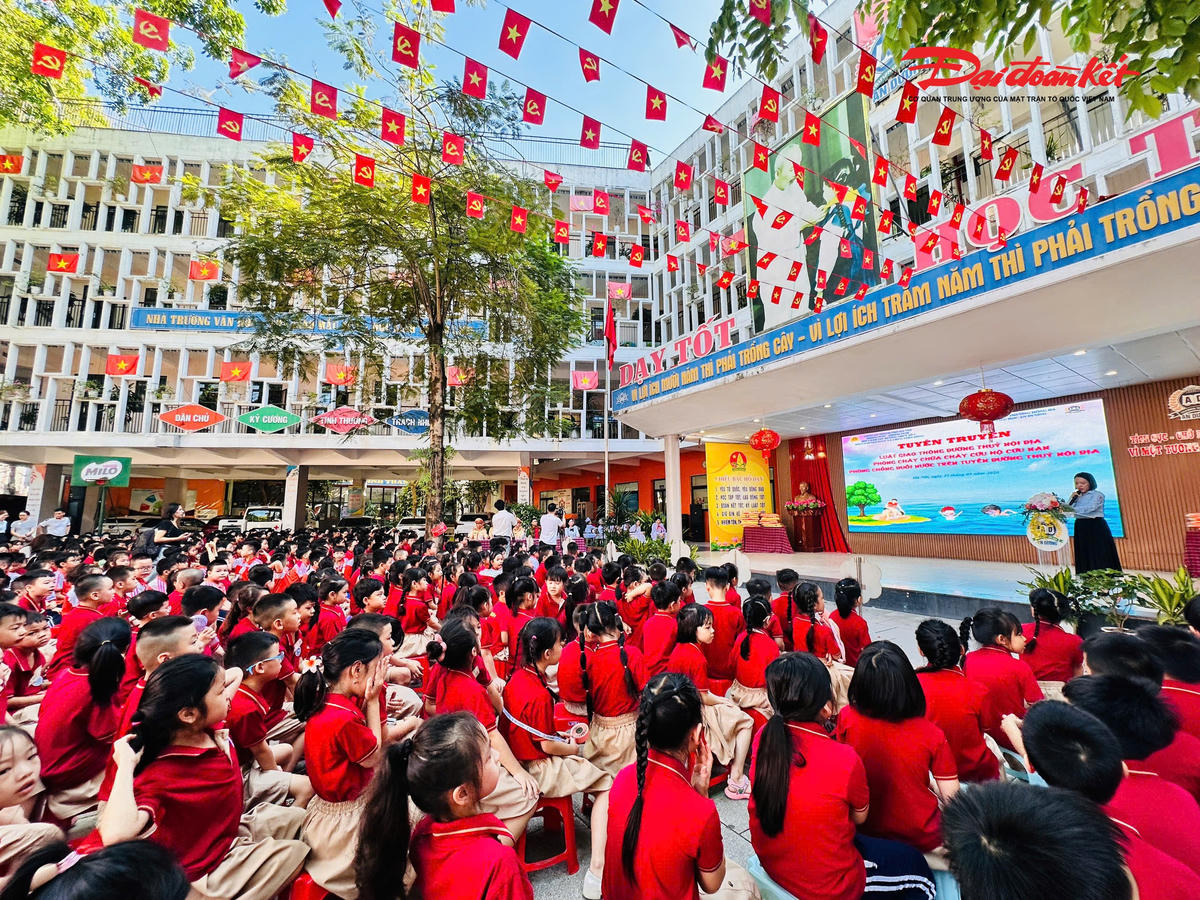 Trước thực trạng đó, ngày 25/5, gần 1.000 học sinh cùng hơn 50 giáo viên Trường Tiểu học An Dương (Hà Nội) đã tham gia chương trình tuyên truyền, hướng dẫn kỹ năng phòng chống đuối nước do Đội Cảnh sát đường thủy số 2, Phòng CSGT và Đội Cảnh sát PCCC&CNCH trên sông, Công an TP Hà Nội phối hợp tổ chức.