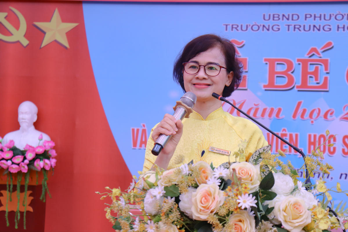 Cô Nguyễn Thị Thu Hà - Hiệu trưởng Trường THCS Minh Khai phát biểu tại lễ bế giảng năm học 2025-2026. Ảnh: Đình Minh.