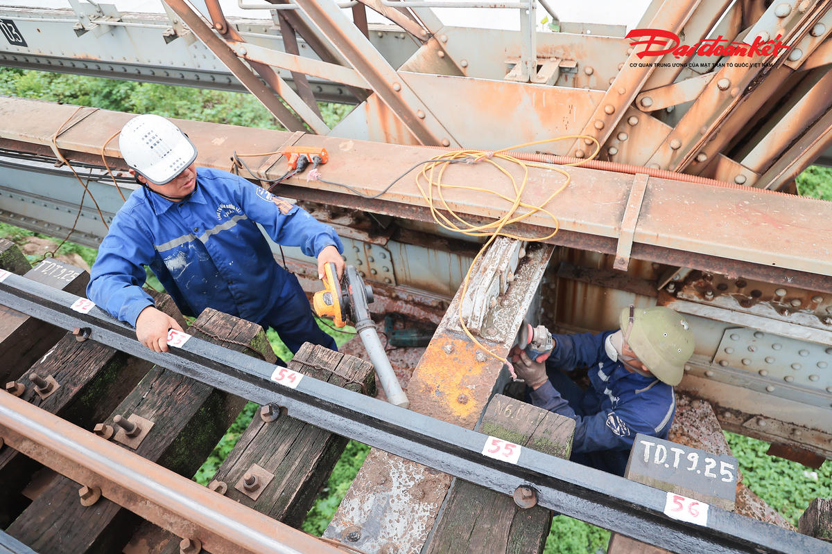 Nắng nóng gần 40 độ, công nhân gấp rút hoàn thiện cầu Long Biên trước ngày thông xe