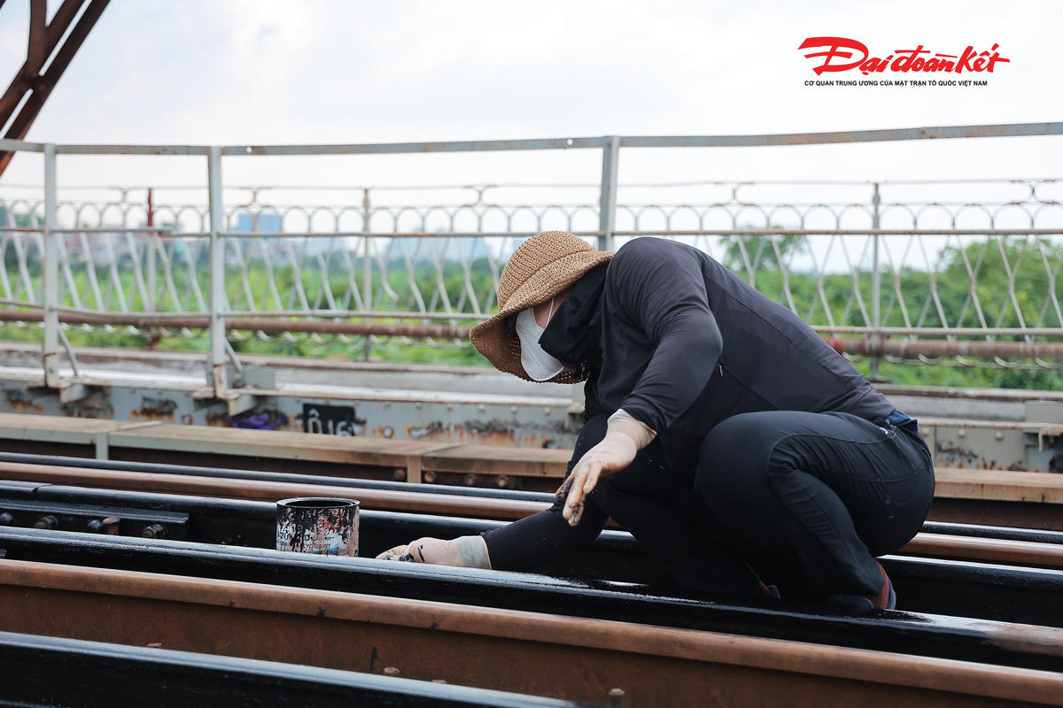 Nắng nóng gần 40 độ, công nhân gấp rút hoàn thiện cầu Long Biên trước ngày thông xe