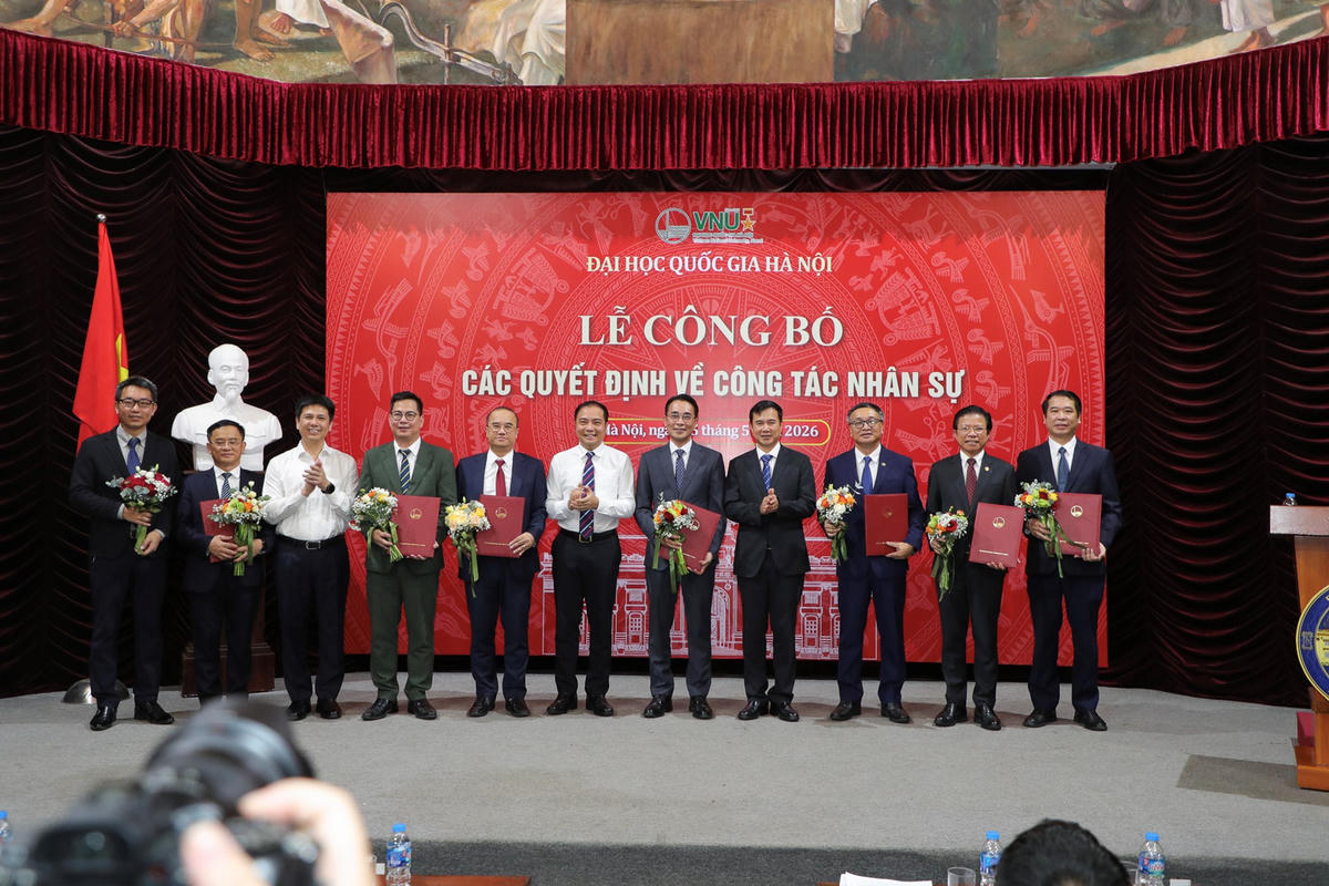Giám đốc ĐHQGHN Bùi Thế Duy trao các quyết định bổ nhiệm, điều động và bổ nhiệm cho các nhân sự lãnh đạo, quản lý của các đơn vị thành viên.