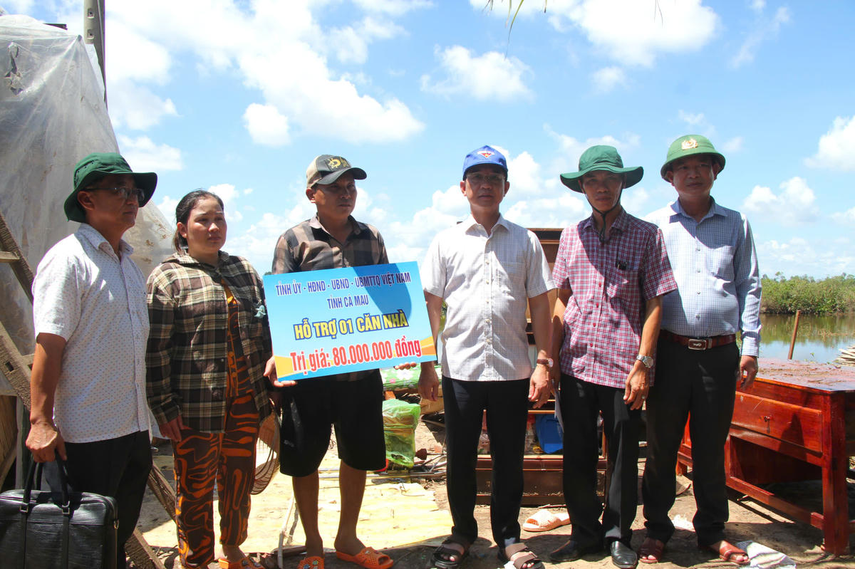 Nhằm kịp thời chia sẻ khó khăn với các hộ dân, Phó Phó Bí thư Tỉnh ủy, Chủ tịch Ủy ban MTTQ Việt Nam tỉnh Cà Mau Hồ Thanh Thủy trao hỗ trợ ban đầu cho hộ có nhà bị sập hoàn toàn, mỗi hộ 80 triệu đồng. Ảnh: Nguyên Du