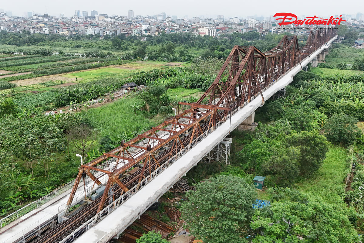 Những ngày cuối tháng 5/2026, thời tiết Hà Nội oi bức gay gắt, các công nhân vẫn tất bật thi công để hoàn thiện những hạng mục cuối cùng, bảo đảm công trình kịp tiến độ thông xe.