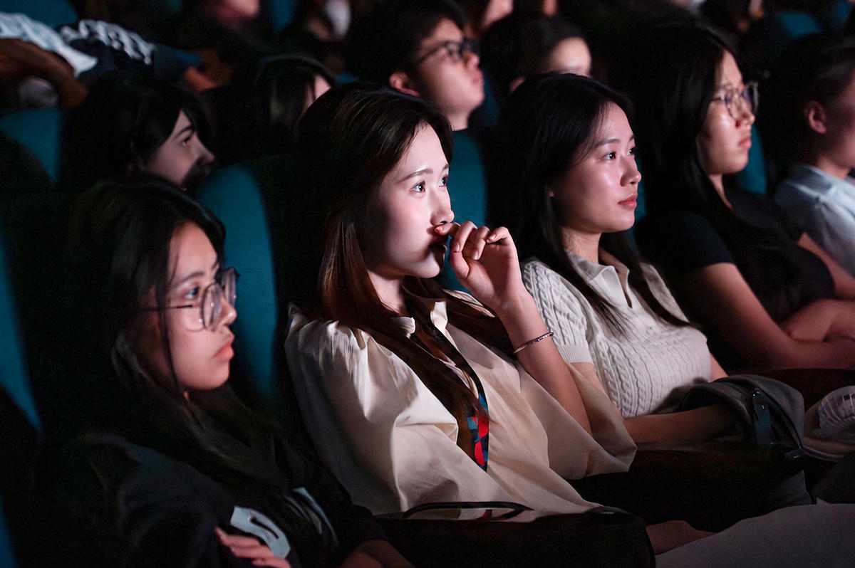 Trong khuôn khổ sự kiện, Ban tổ chức đã giới thiệu và trình chiếu phim tài liệu “Giáo sư Hoàng Xuân Sính”.