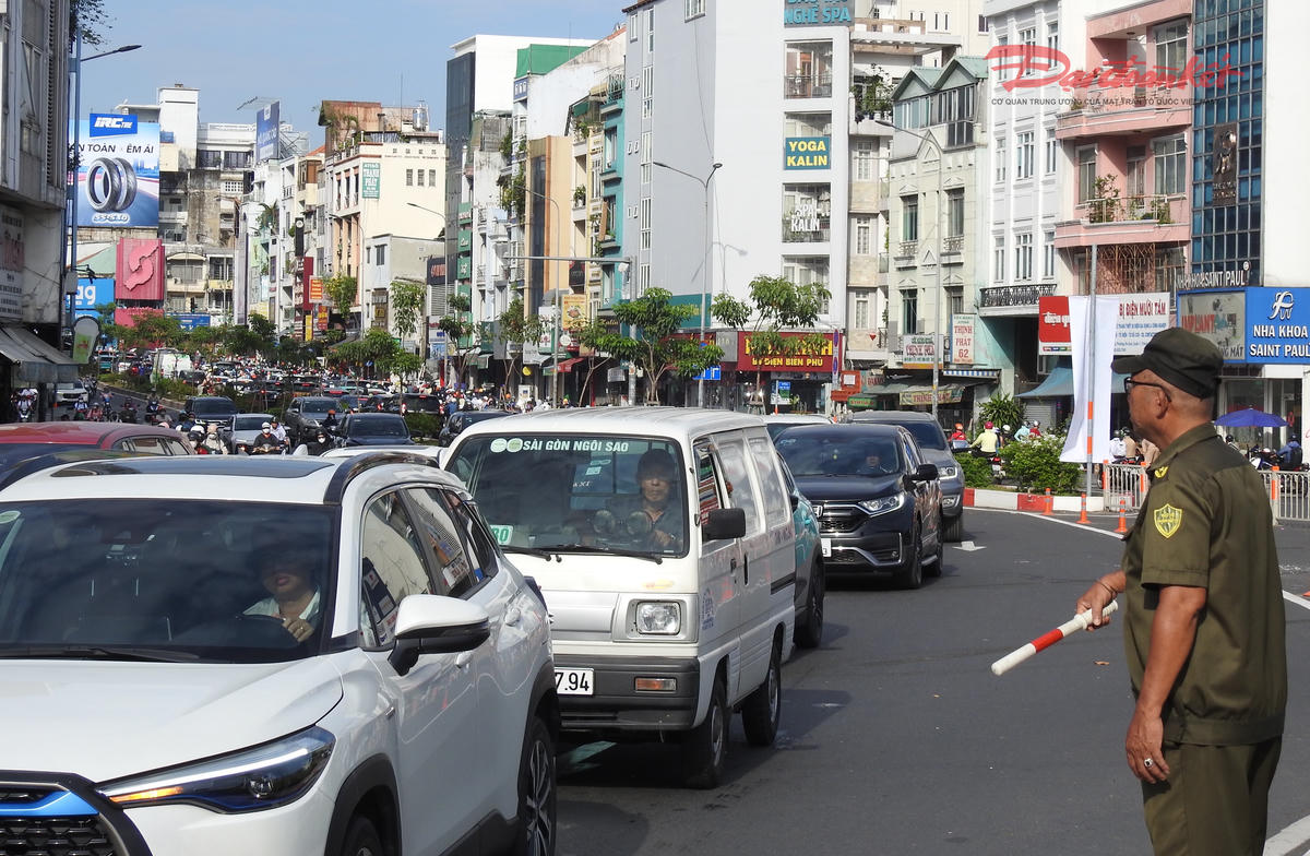 Dòng phương tiện hướng ra ngoài trung tâm có lưu lượng ít hơn nhưng vẫn khá đông đúc do phải chờ đèn tín hiệu giao thông. Ảnh: Đ.Xá.
