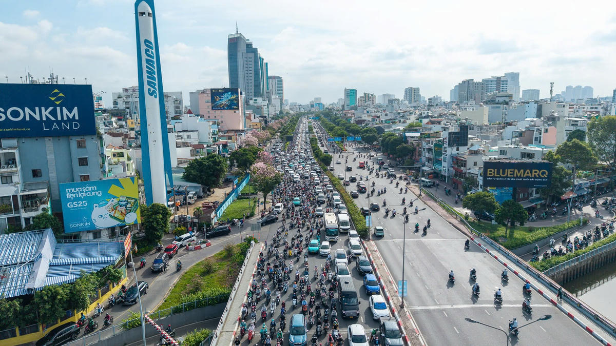 TPHCM: Nút giao Điện Biên Phủ ùn ứ nhẹ sau phân luồng