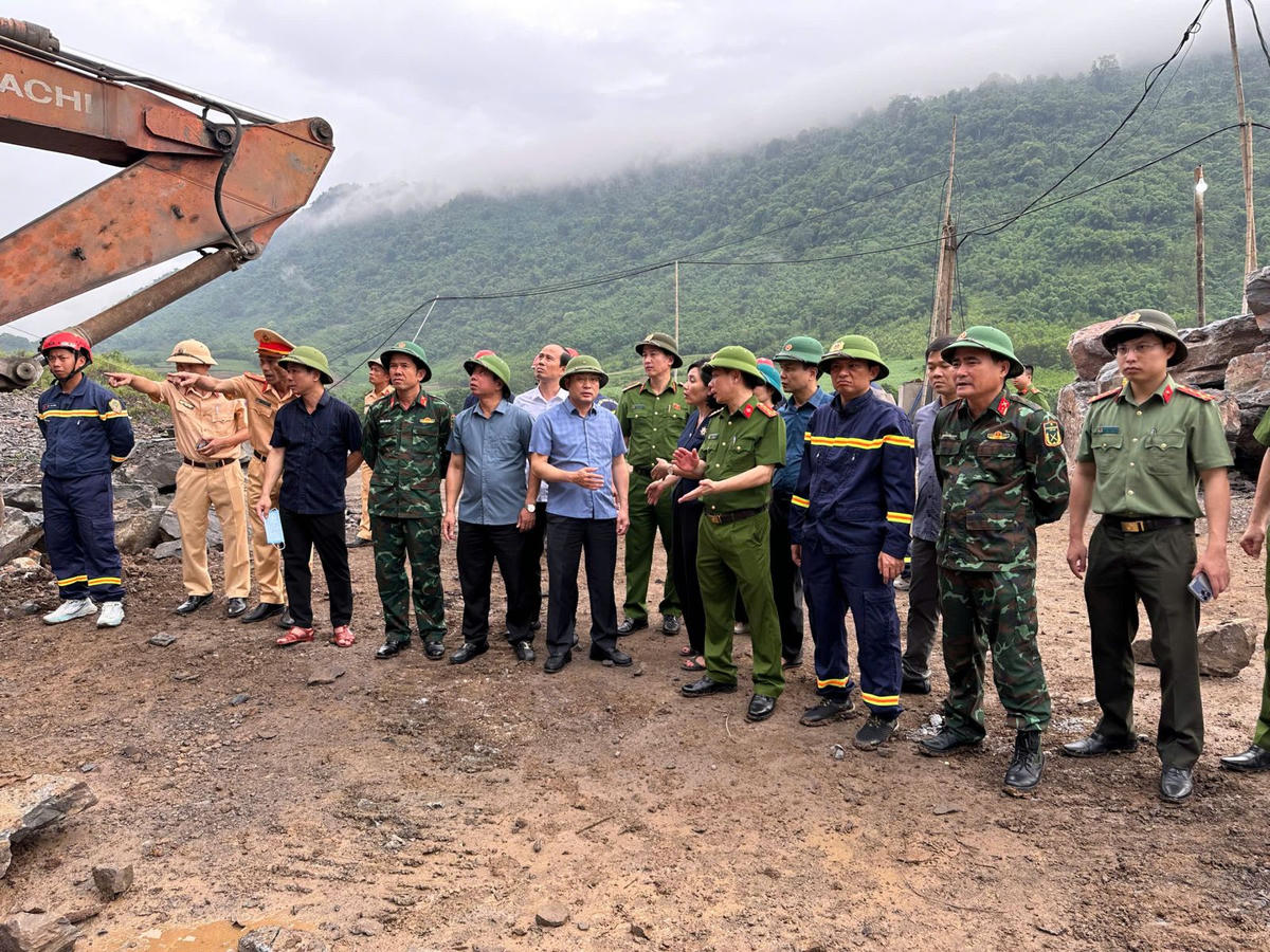 Phó Chủ tịch UBND tỉnh Cao Văn Cường trực tiếp chỉ đạo công tác cứu hộ, cứu nạn tại khu vực xảy ra sạt lở đá. Ảnh: CATH