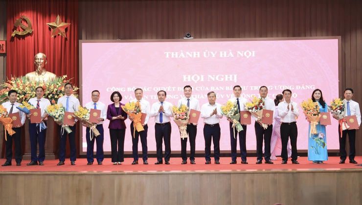 Bí thư Thành ủy Hà Nội Trần Đức Thắng và các đồng chí Thường trực Thành ủy trao quyết định của Ban Thường vụ Thành ủy về công tác cán bộ và tặng hoa chúc mừng các đồng chí nhận nhiệm vụ mới.