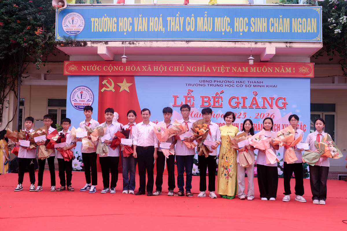 Ban Giám hiệu nhà trường chúc mừng các học sinh đạt giải cao ở các môn tin học, ngữ văn, giáo dục công dân... Ảnh: Đình Minh