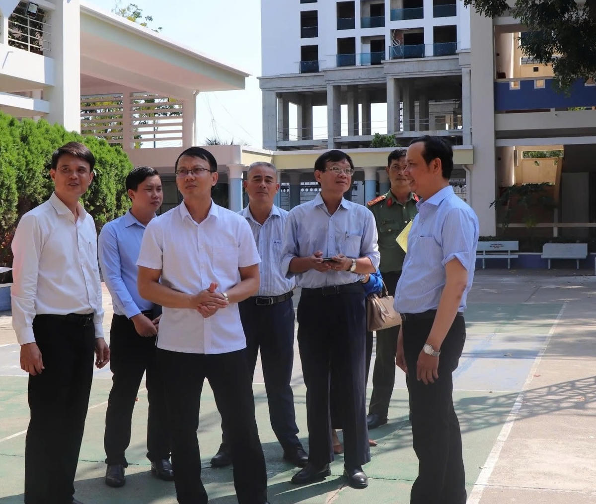Ông Nguyễn Thanh Hà cùng đoàn công tác kiểm tra điều kiện bảo đảm an ninh, an toàn tại điểm thi Trường THCS Võ Thị Sáu, phường Nam Nha Trang.