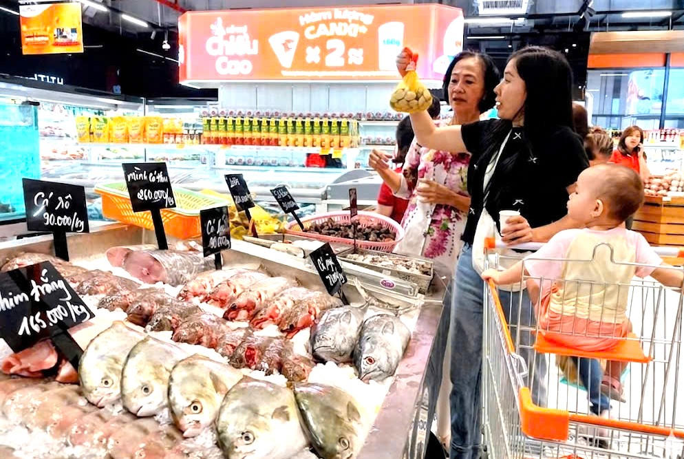 Người tiêu dùng cân nhắc và so sánh giá trước khi mua sản phẩm. Ảnh: S.X.
