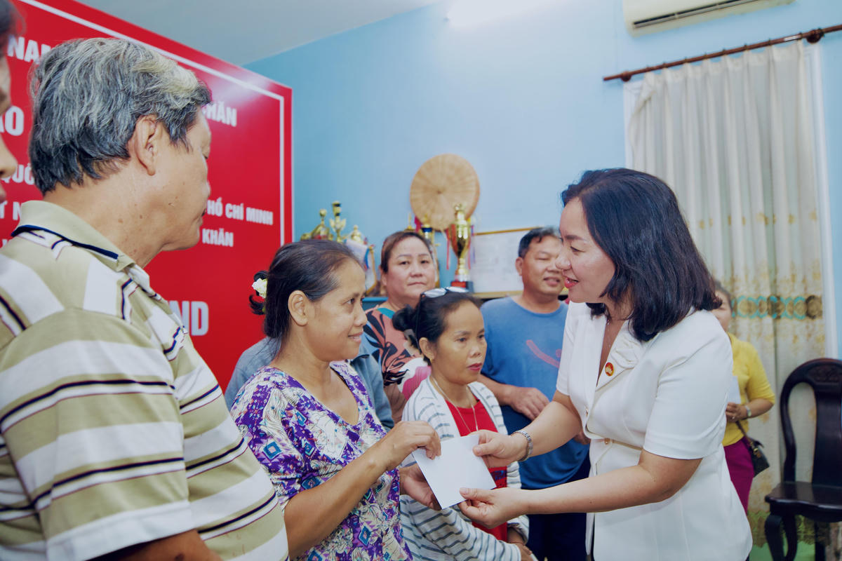 Bà Trương Thị Bích Hạnh trao quà chăm lo cho người dân có hoàn cảnh khó khăn tại thủ đô Viêng Chăn. Ảnh: Q.T.