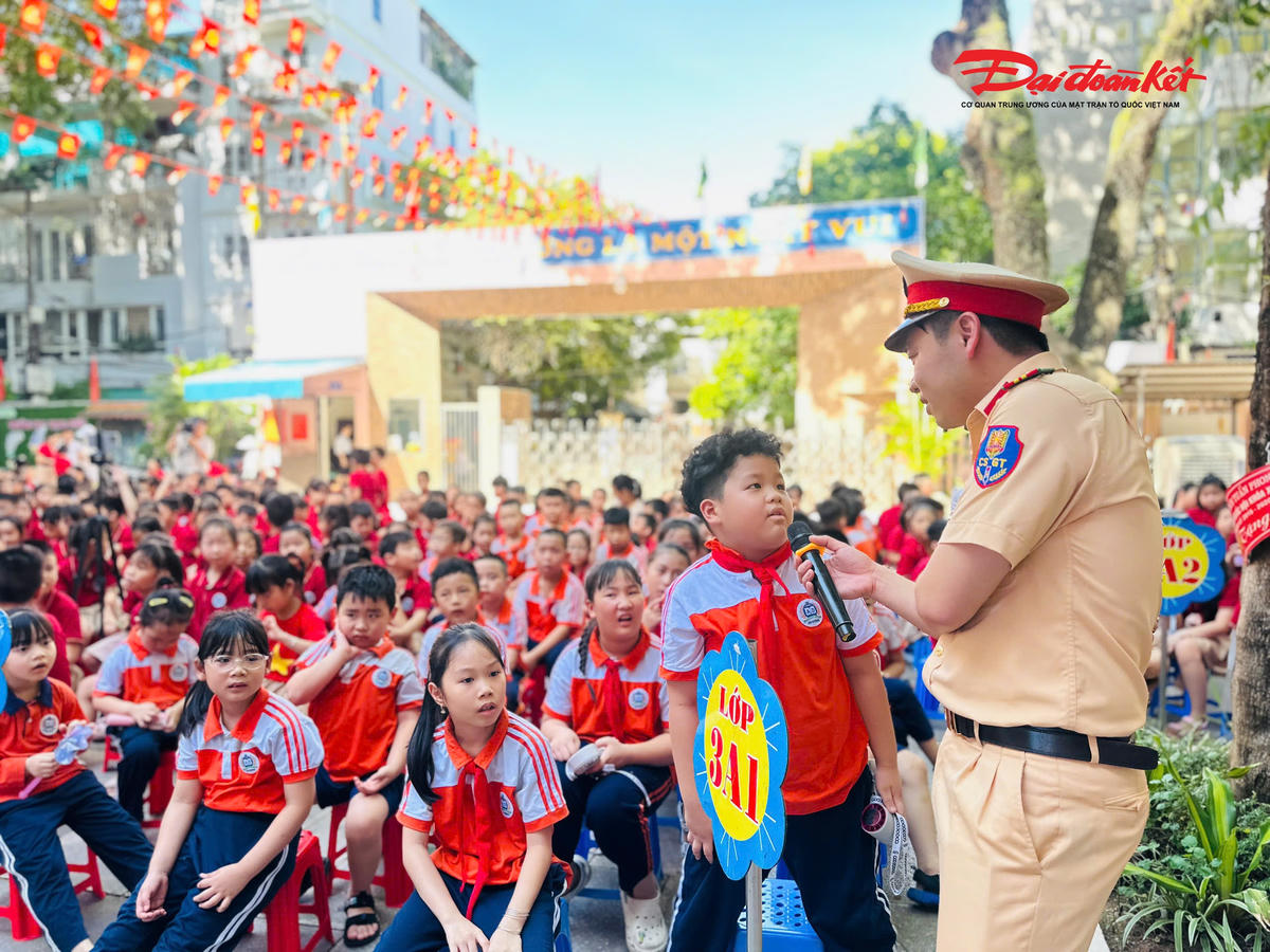 “Điều quan trọng nhất là giúp các em biết tự bảo vệ bản thân, không tự ý xuống nước khi không có người lớn giám sát. Phụ huynh cũng cần quan tâm hơn đến việc cho trẻ học bơi và trang bị kỹ năng an toàn trong môi trường nước”, Trung tá Minh nhấn mạnh.
