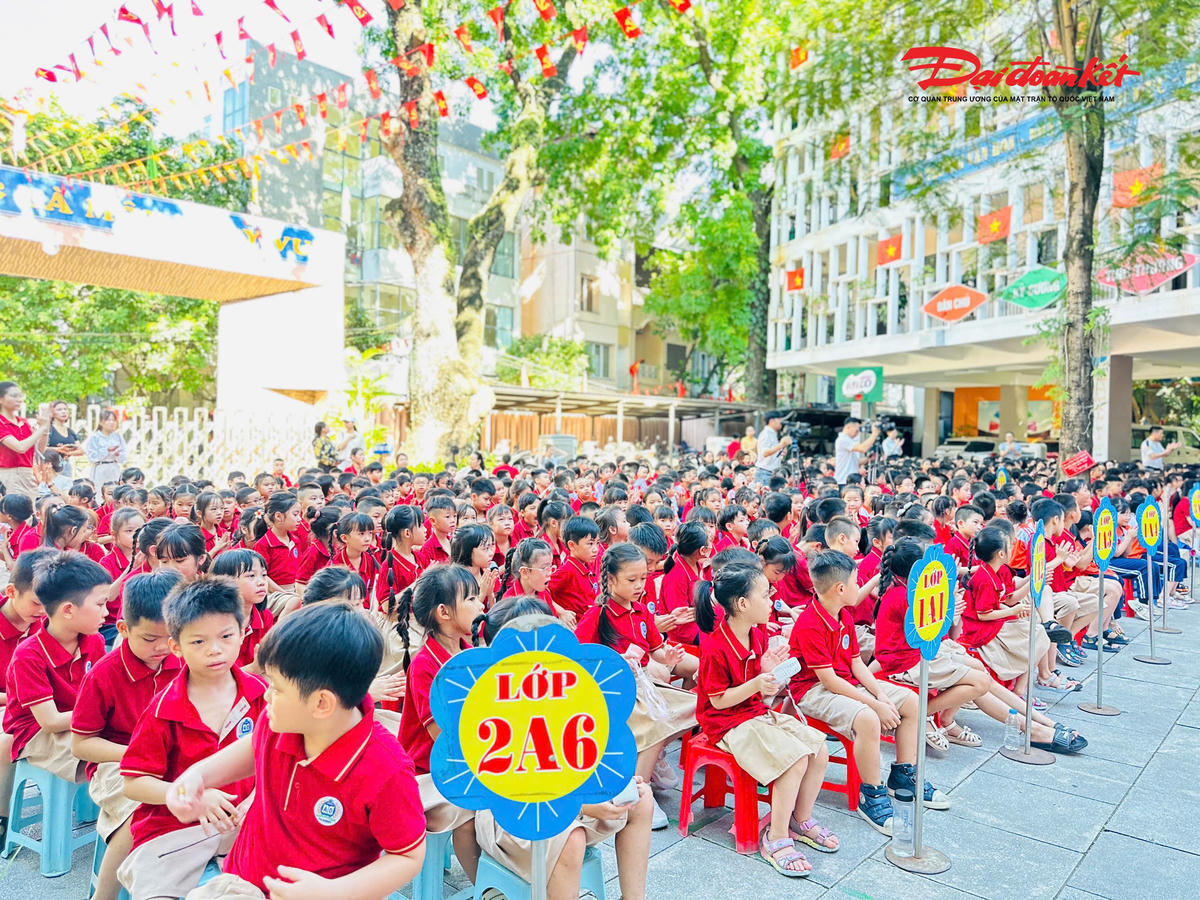 Học sinh Hà Nội thực hành kỹ năng phòng chống đuối nước trước kỳ nghỉ hè