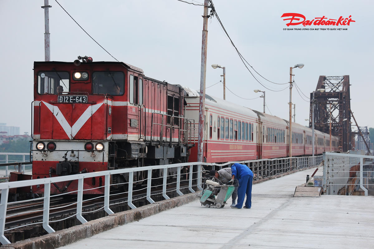 Nắng nóng gần 40 độ, công nhân gấp rút hoàn thiện cầu Long Biên trước ngày thông xe