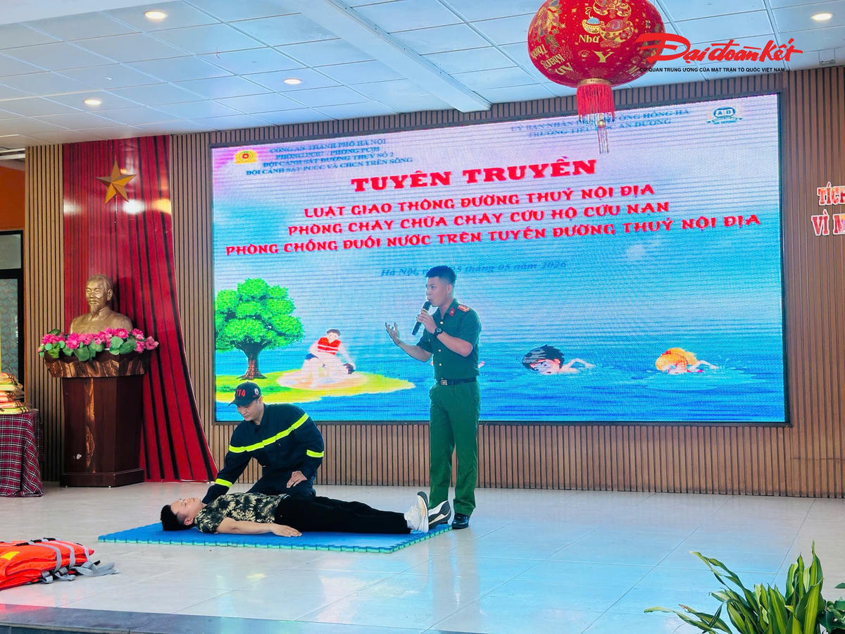 Học sinh Hà Nội thực hành kỹ năng phòng chống đuối nước trước kỳ nghỉ hè