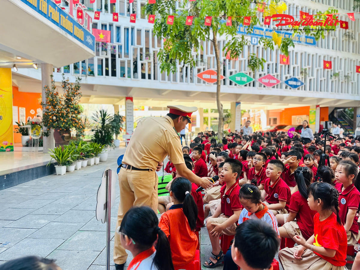 Học sinh Hà Nội thực hành kỹ năng phòng chống đuối nước trước kỳ nghỉ hè