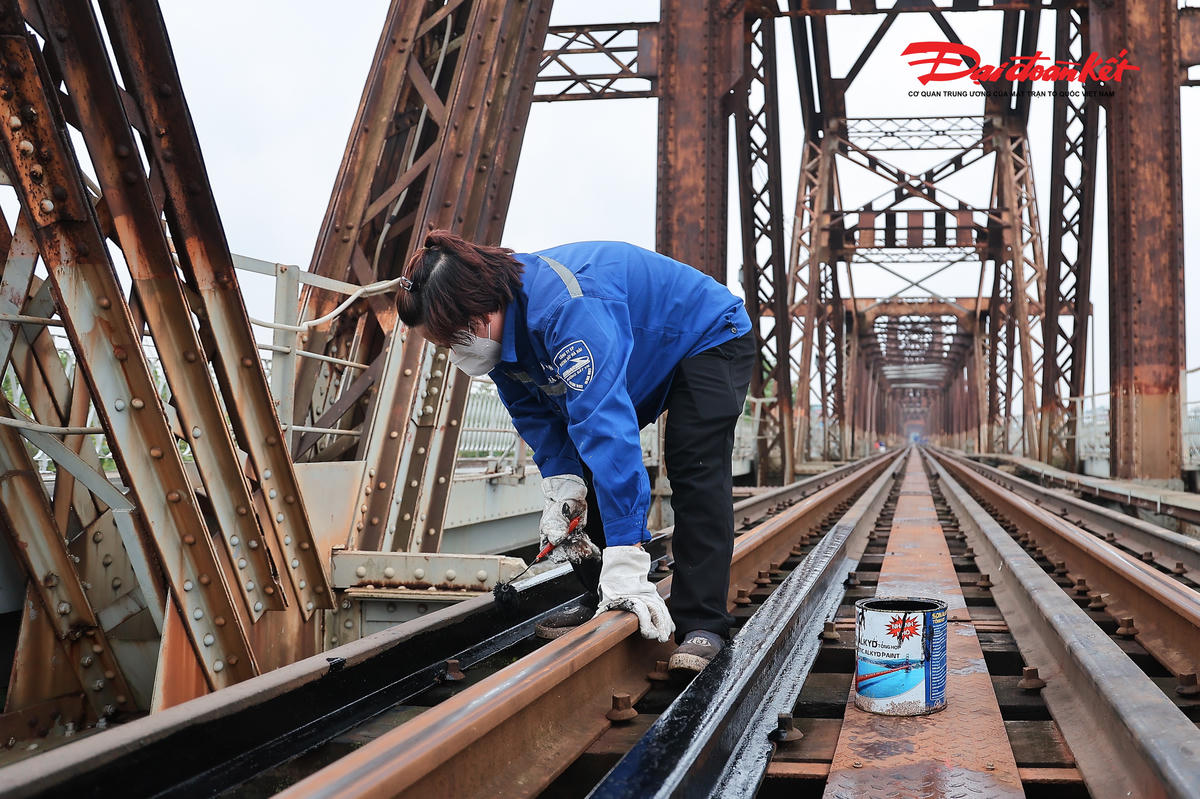 Các công nhân đang khẩn trương bảo dưỡng, sửa chữa hệ thống đường ray tàu hỏa trên cầu Long Biên nhằm bảo đảm an toàn chạy tàu và hoàn thiện công trình đúng tiến độ.
